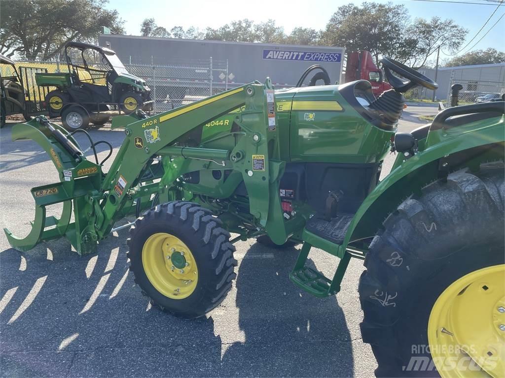 John Deere 4044R Tractoren