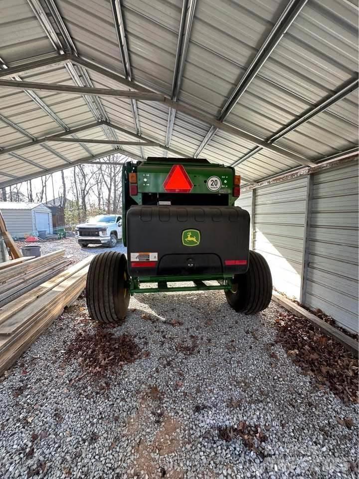 John Deere 450M Ronde-balenpersen