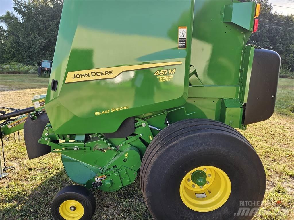 John Deere 451M Ronde-balenpersen