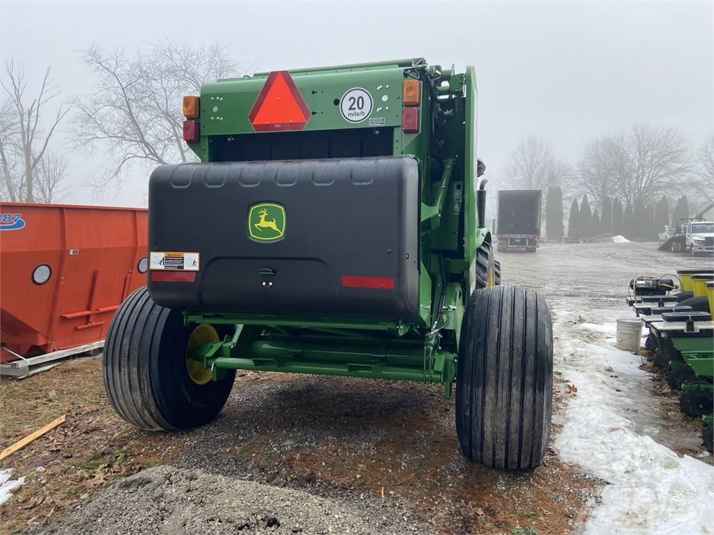 John Deere 451M Ronde-balenpersen