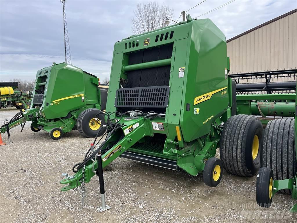 John Deere 451M Ronde-balenpersen