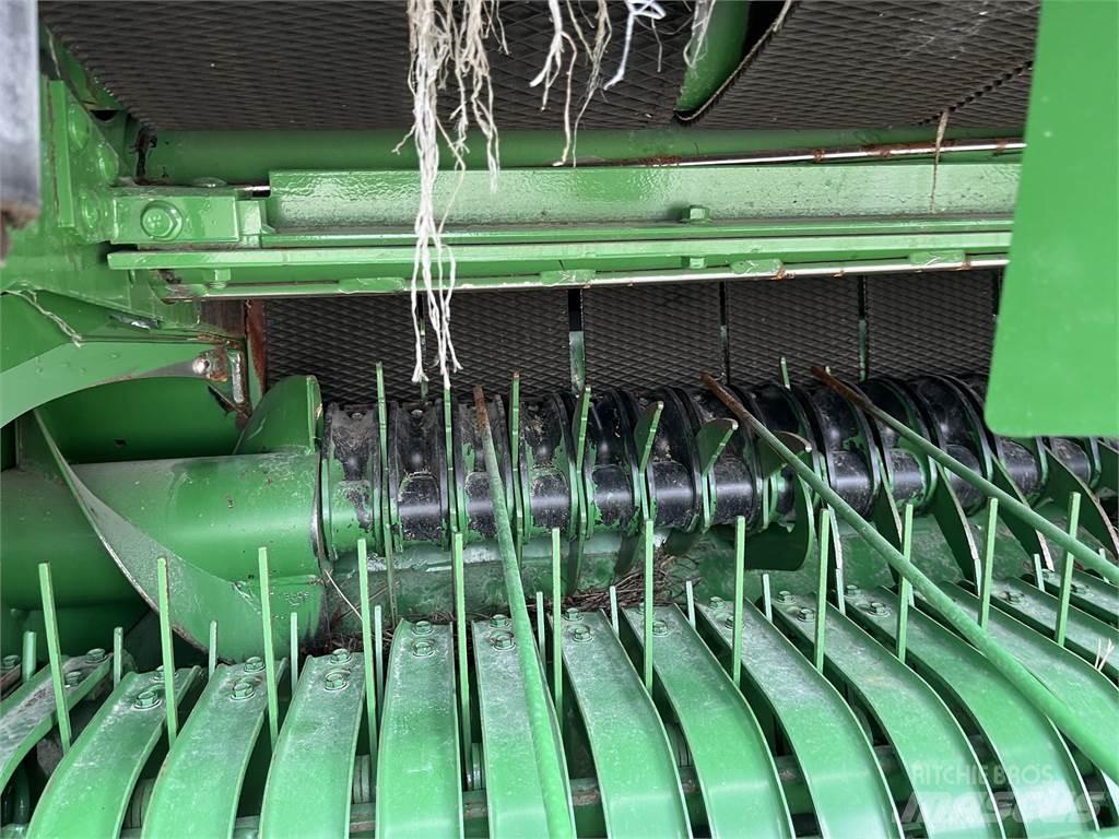 John Deere 451M Ronde-balenpersen