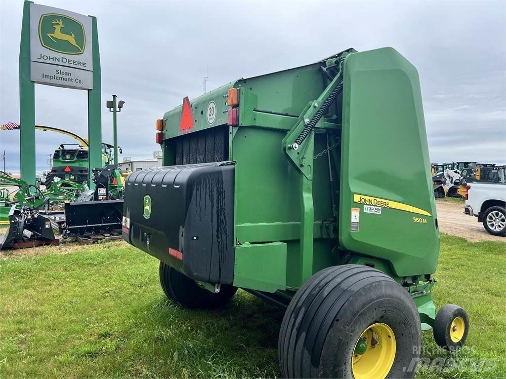 John Deere 560M Ronde-balenpersen