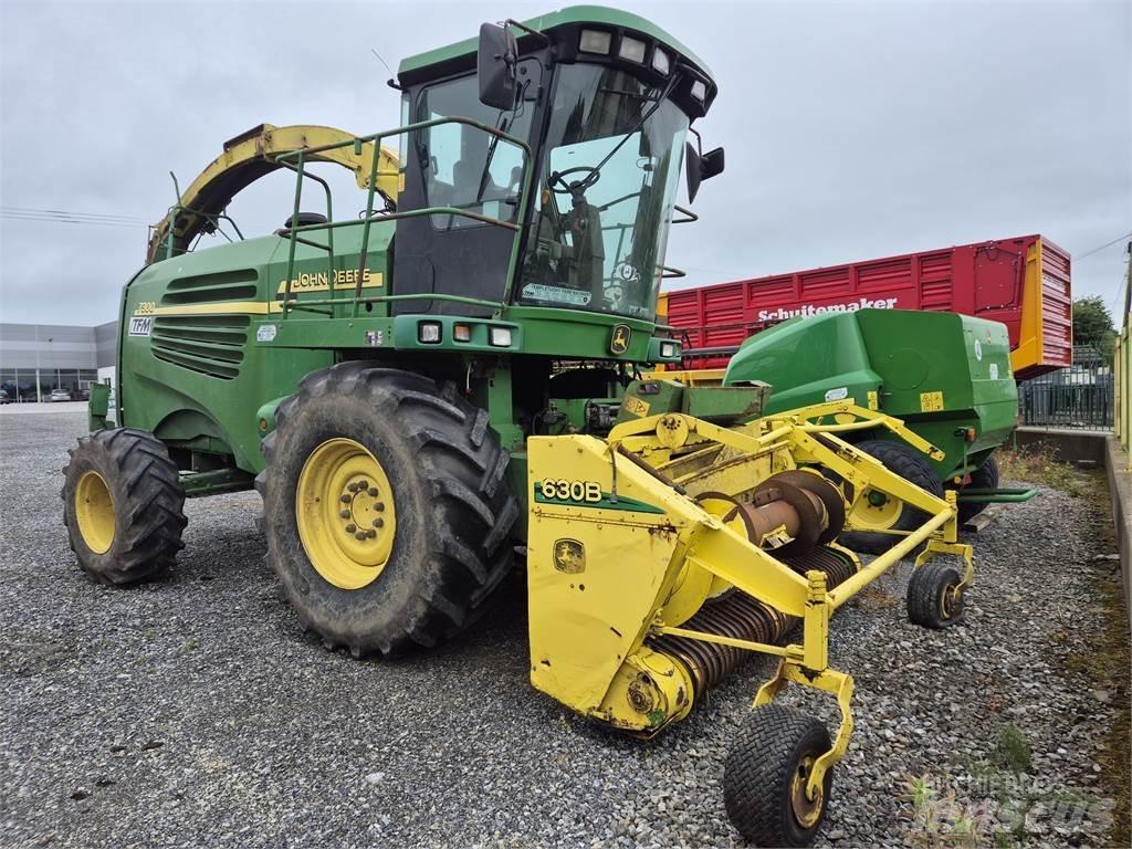 John Deere 7300 Getrokken veldhakselaar
