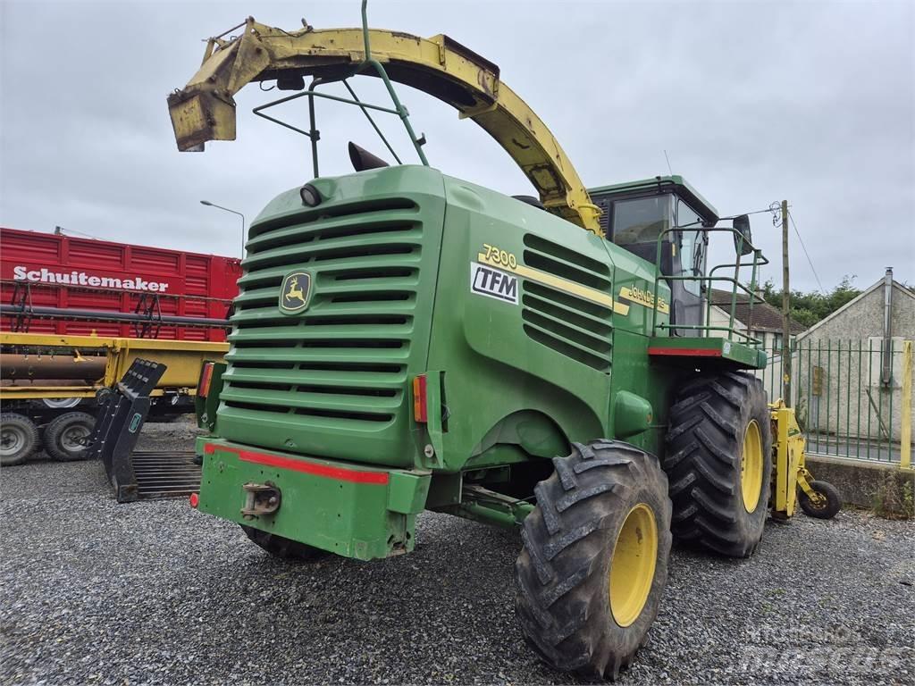 John Deere 7300 Getrokken veldhakselaar