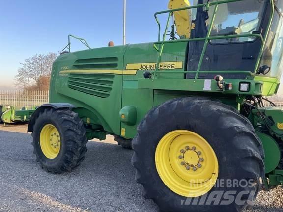 John Deere 7750 Getrokken veldhakselaar
