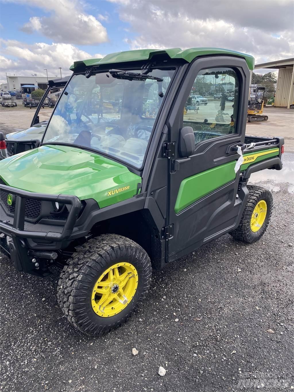 John Deere 835R Utiliteitsmachines