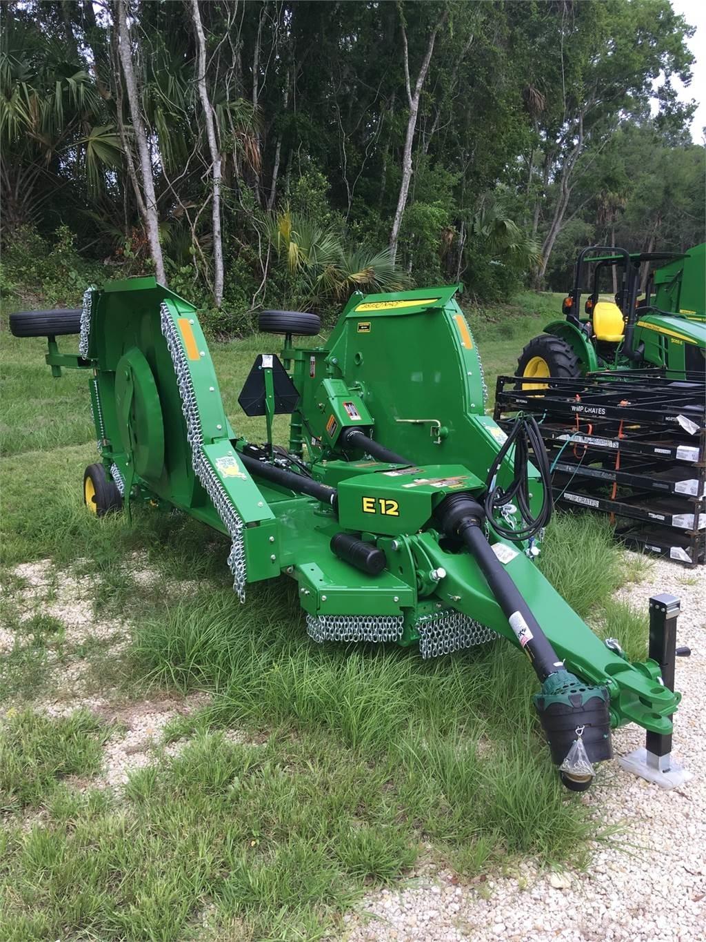 John Deere FC12E Balenhakselaars, -snijders en -afwikkelaars