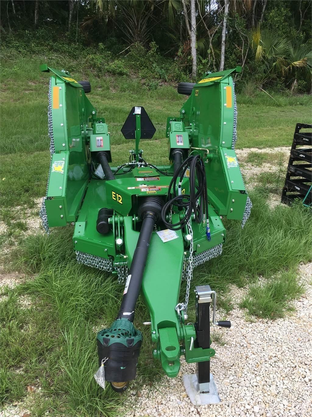 John Deere FC12E Balenhakselaars, -snijders en -afwikkelaars