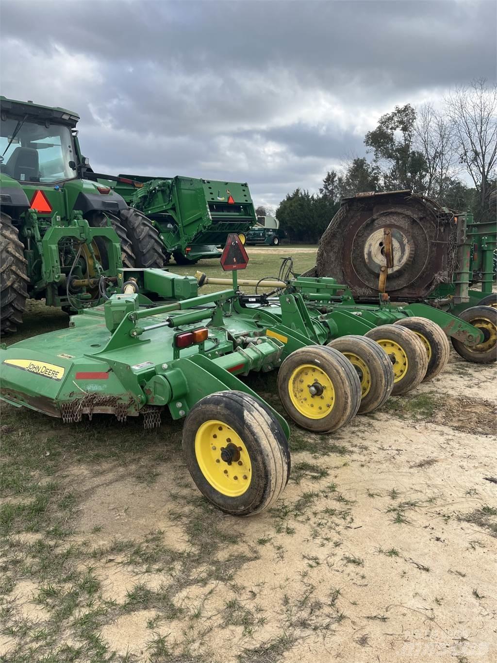 John Deere R15 Balenhakselaars, -snijders en -afwikkelaars