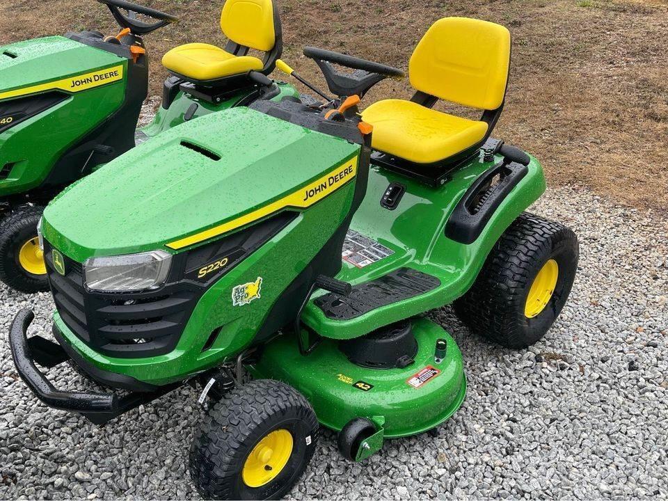 John Deere S220 Compacttrekkers