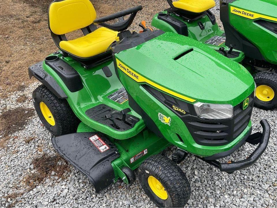 John Deere S240 Compacttrekkers