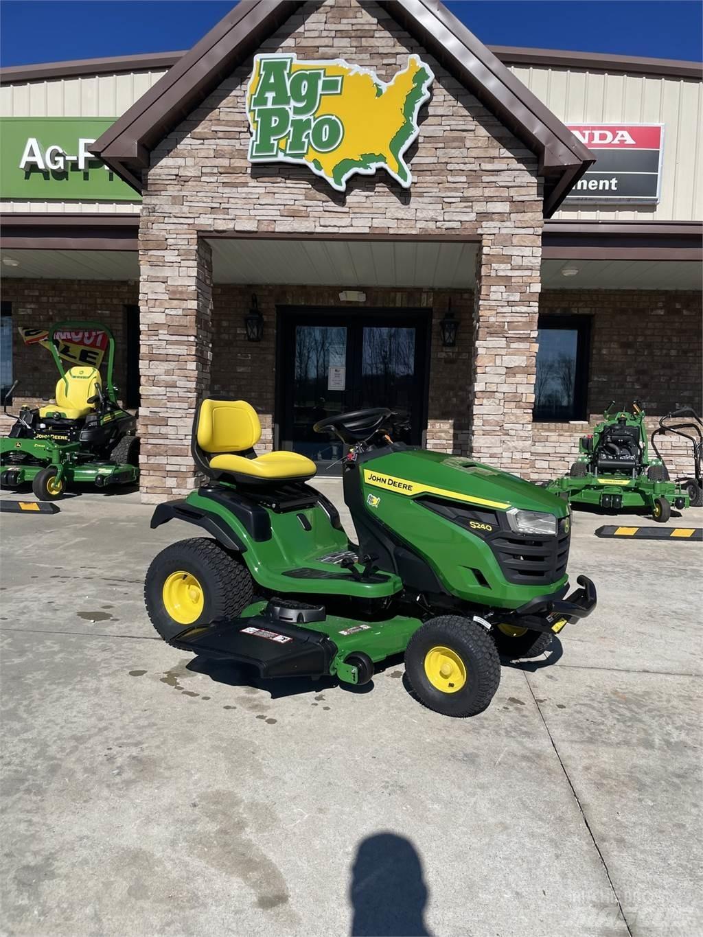 John Deere S240 Compacttrekkers