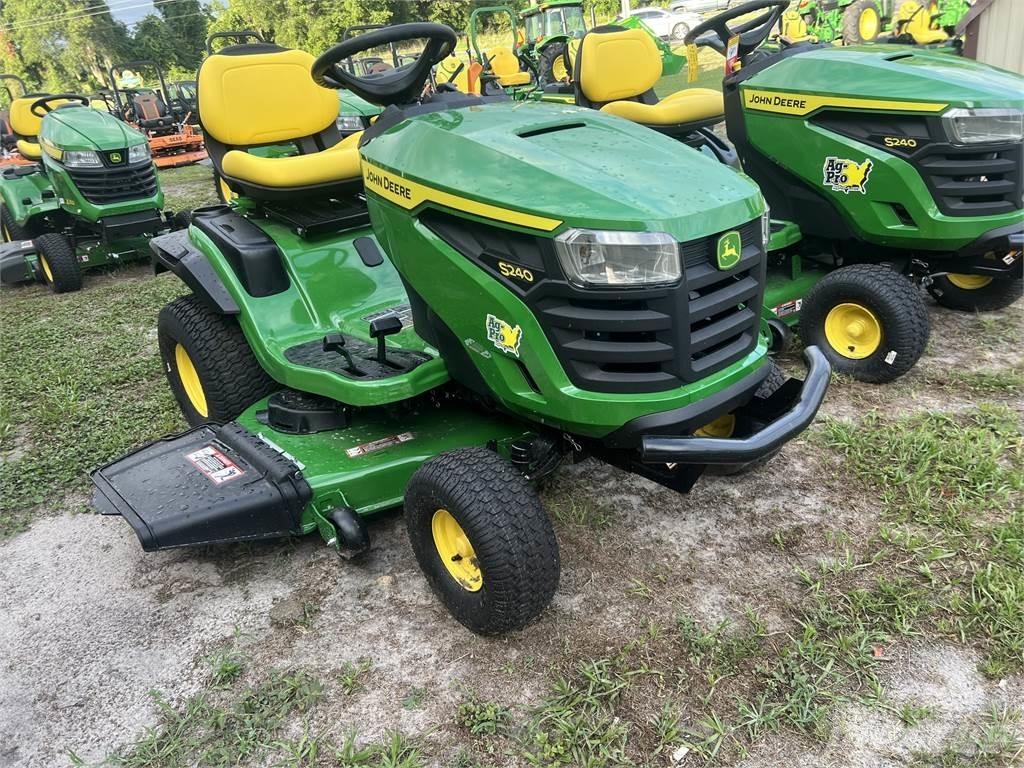 John Deere S240 Compacttrekkers