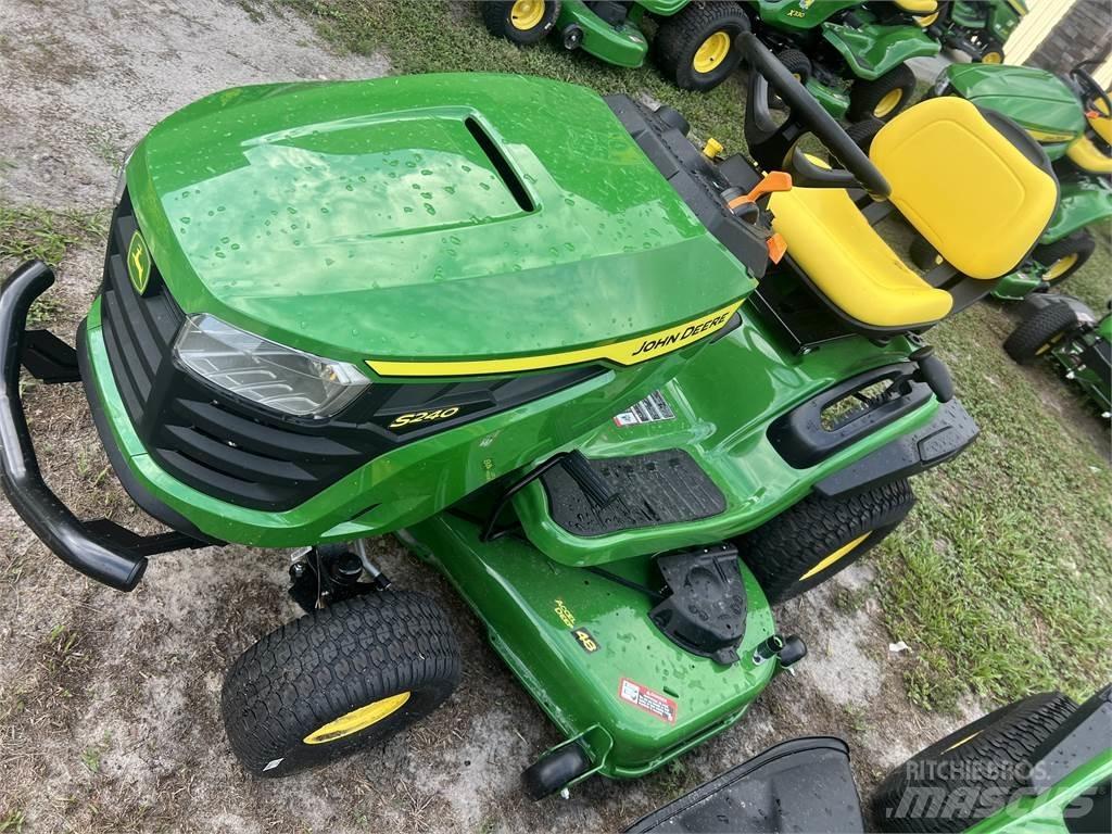 John Deere S240 Compacttrekkers