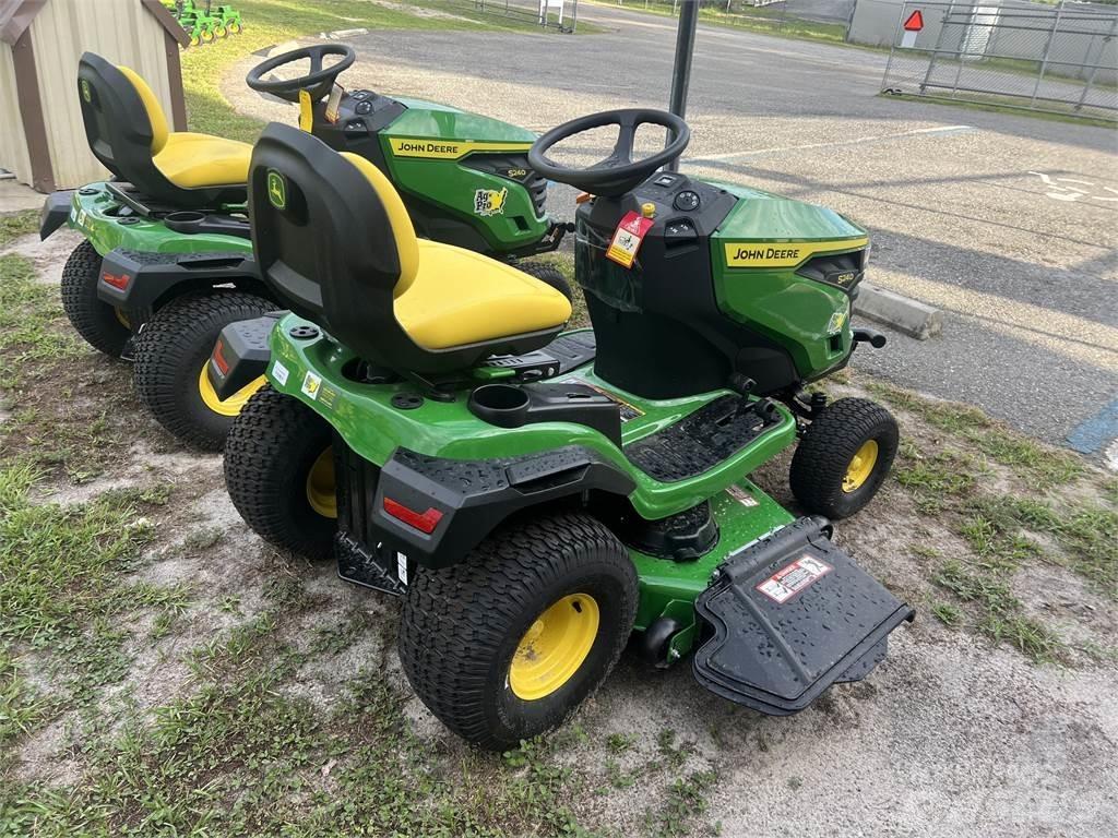 John Deere S240 Compacttrekkers