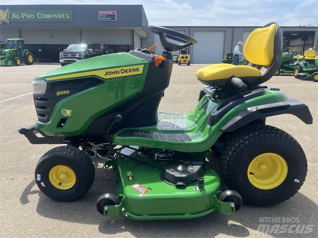 John Deere S240 Compacttrekkers