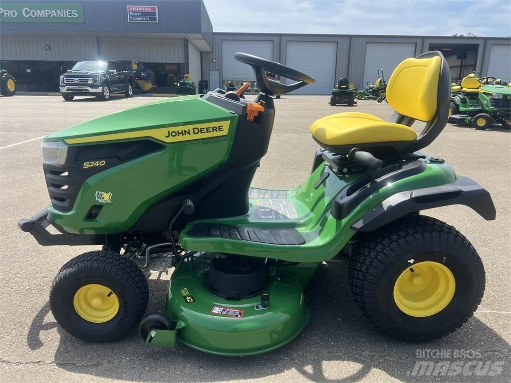 John Deere S240 Compacttrekkers