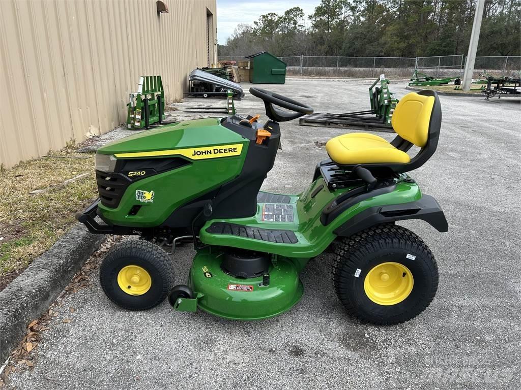 John Deere S240 Compacttrekkers