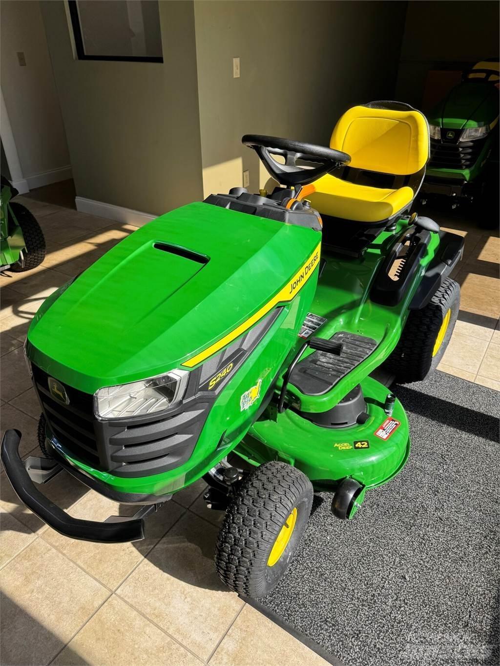 John Deere S240 Compacttrekkers