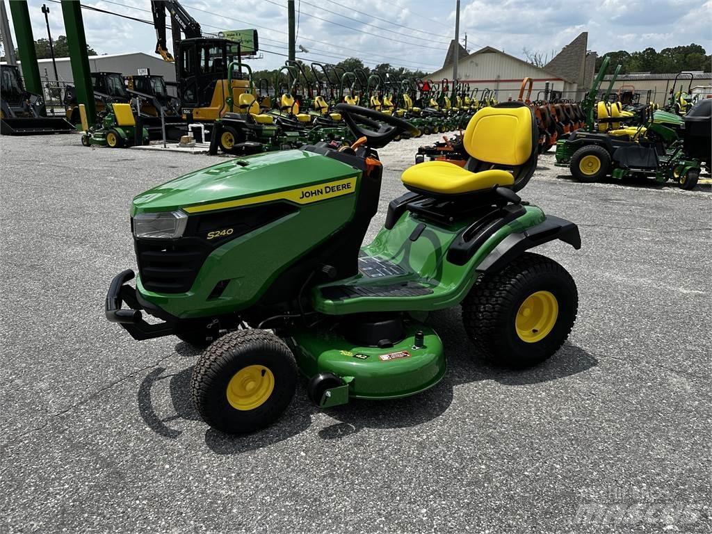 John Deere S240 Compacttrekkers
