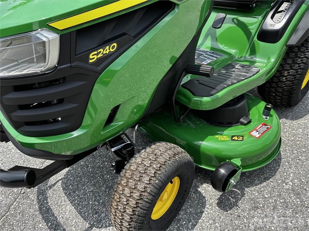 John Deere S240 Compacttrekkers