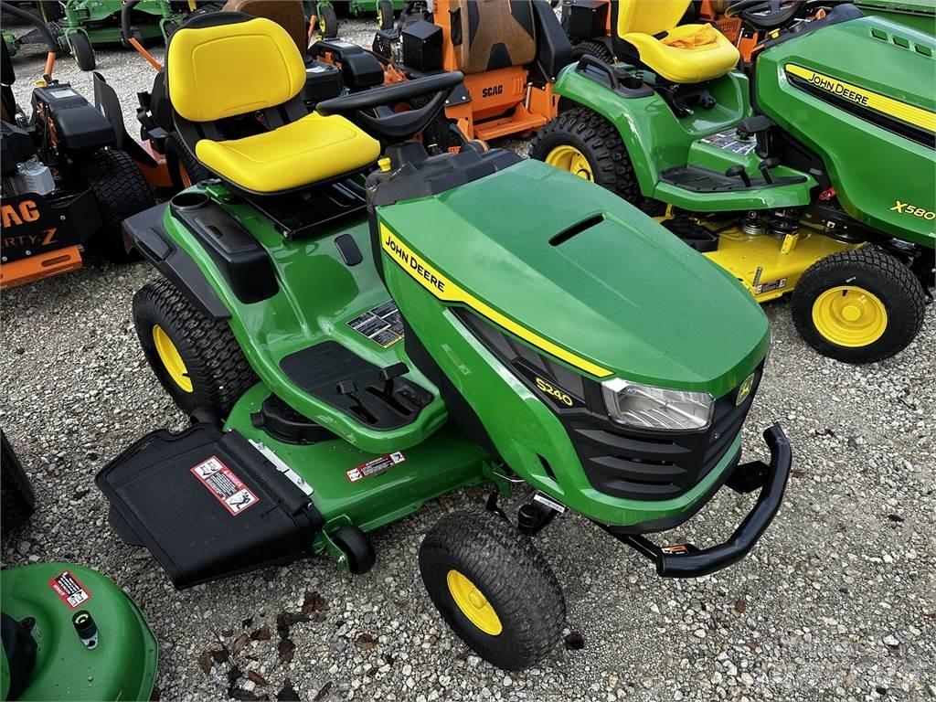 John Deere S240 Compacttrekkers