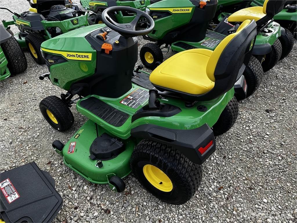 John Deere S240 Compacttrekkers