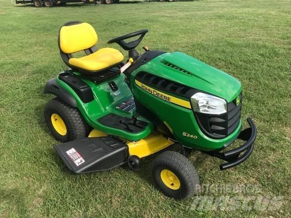 John Deere S240 Compacttrekkers