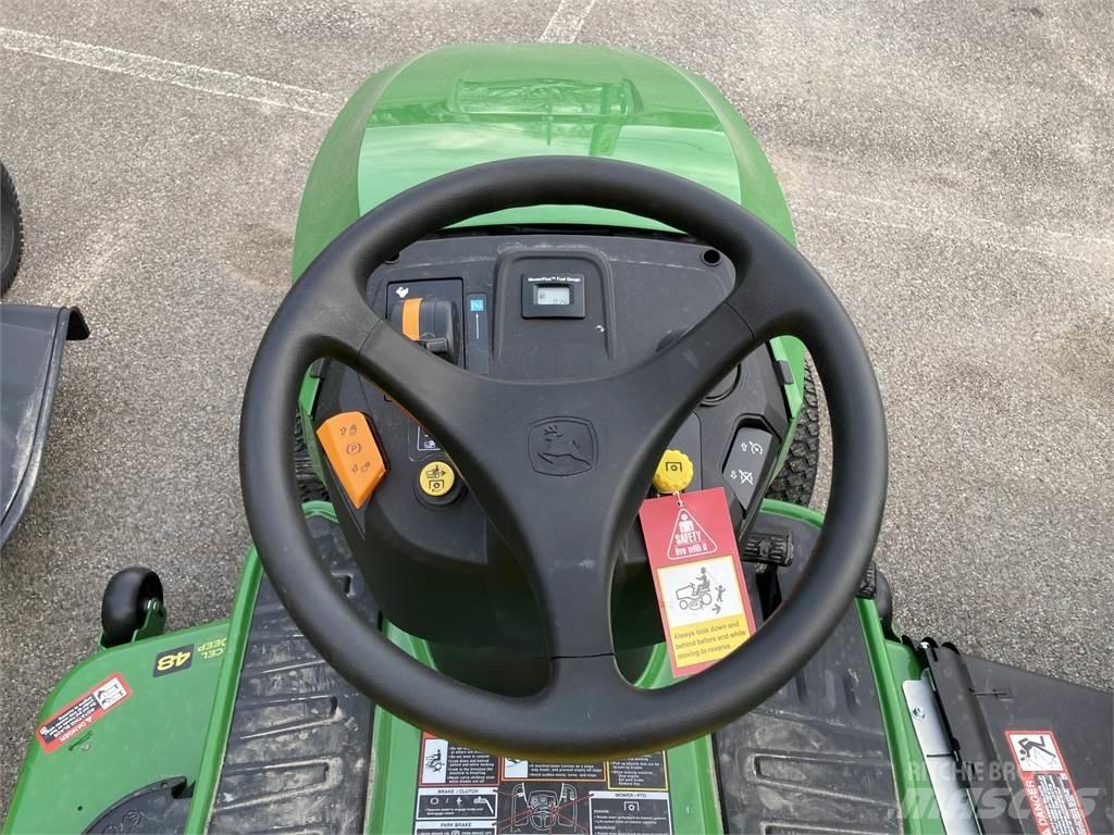 John Deere S240 Compacttrekkers