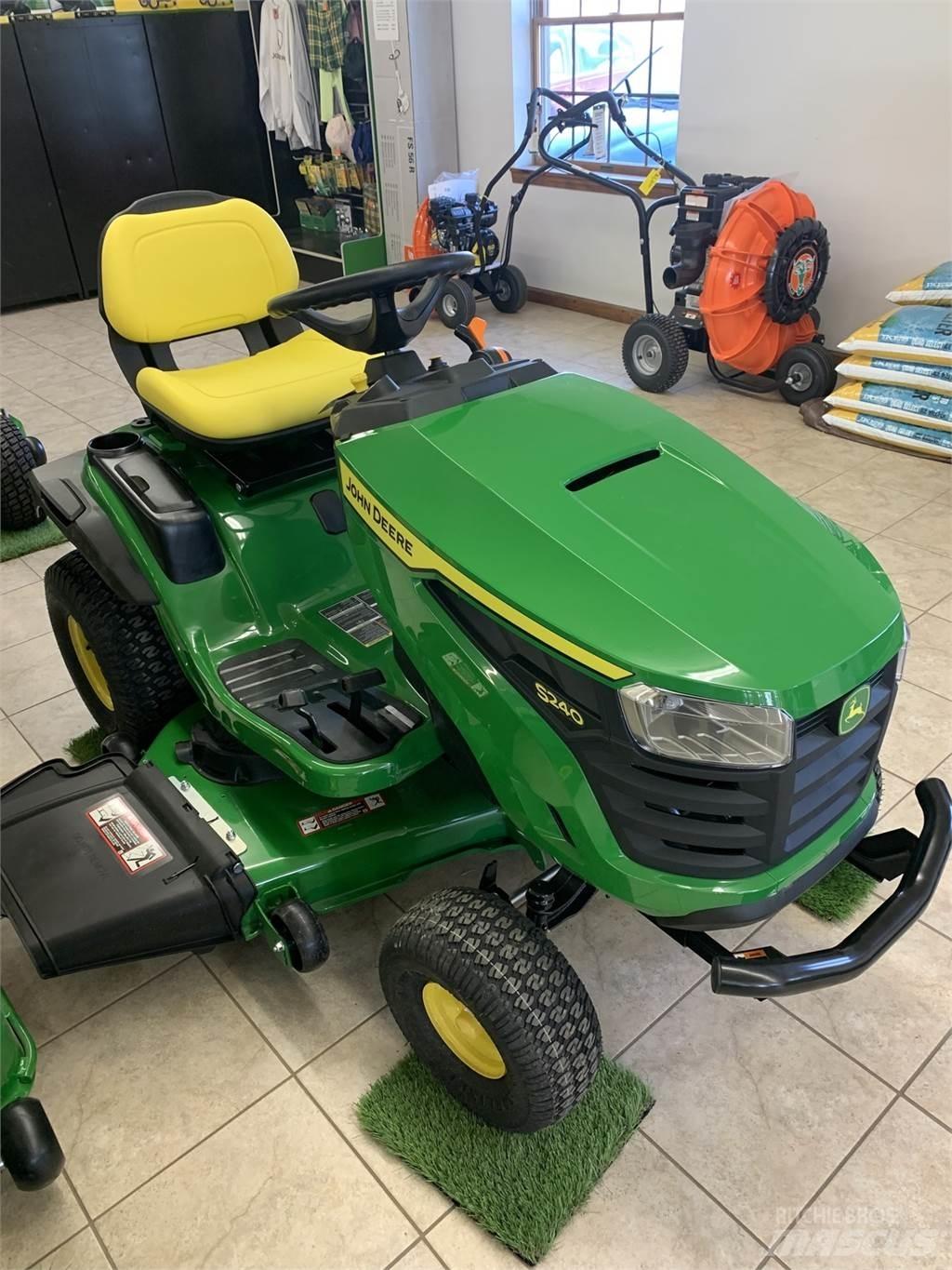 John Deere S240 Compacttrekkers
