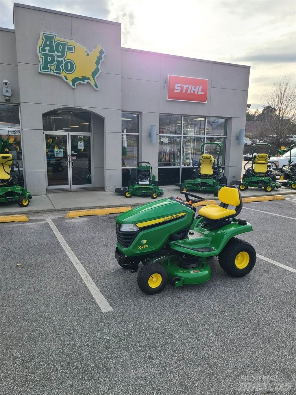 John Deere X330 Compacttrekkers
