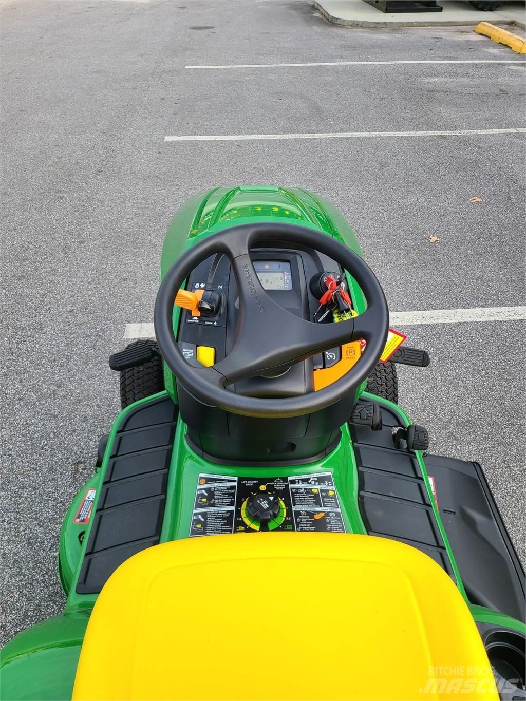 John Deere X330 Compacttrekkers