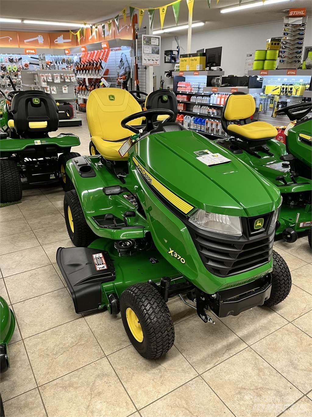 John Deere X370 Compacttrekkers