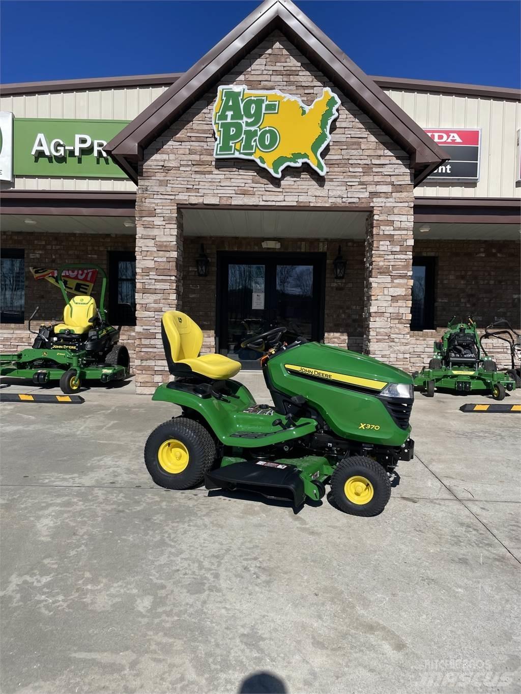 John Deere X370 Compacttrekkers