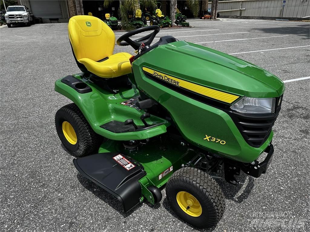 John Deere X370 Compacttrekkers