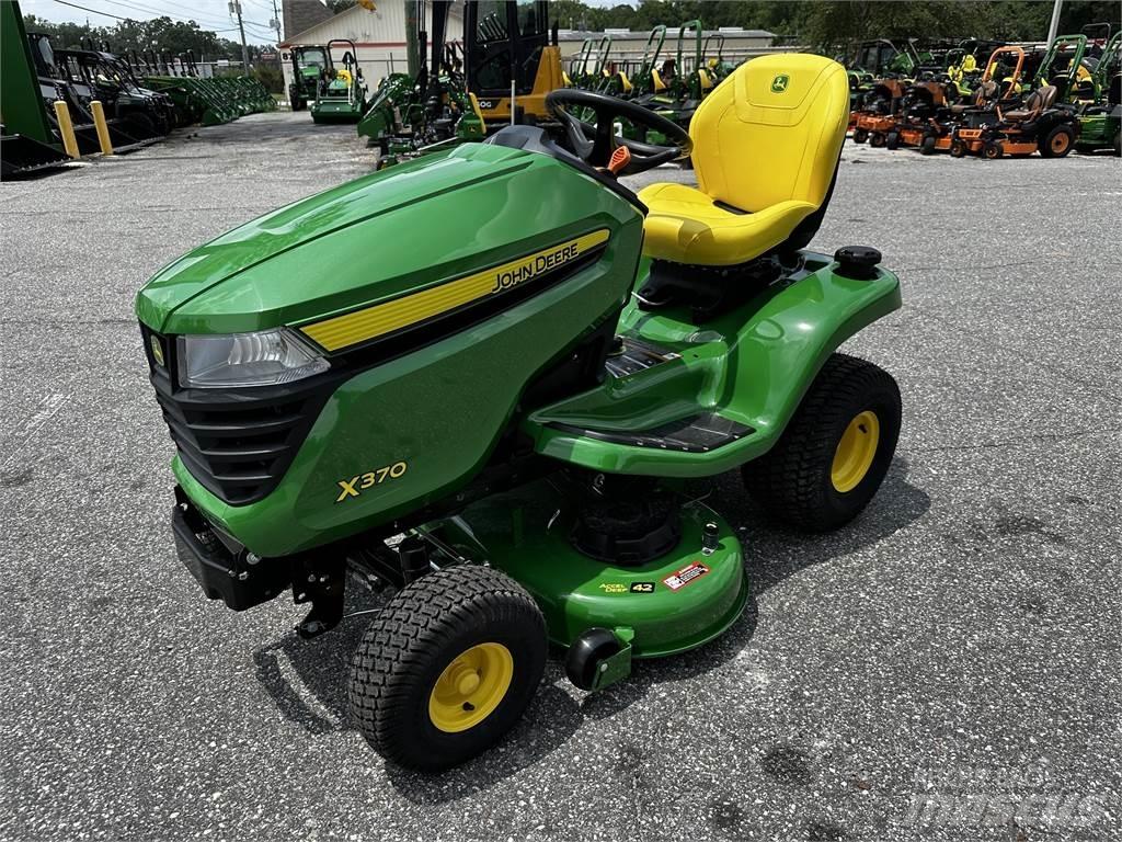 John Deere X370 Compacttrekkers