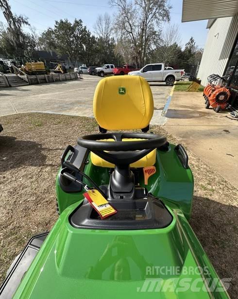 John Deere X739 Compacttrekkers