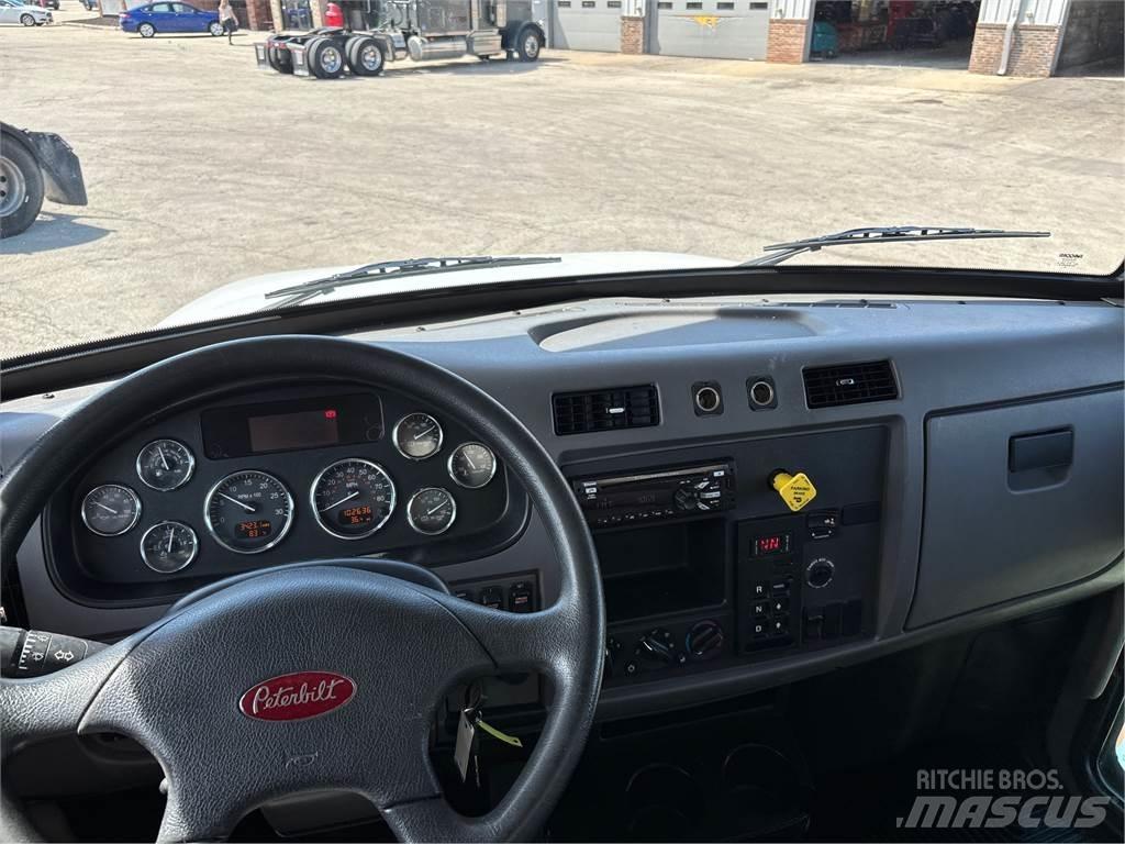 Peterbilt 337 Bakwagens met gesloten opbouw