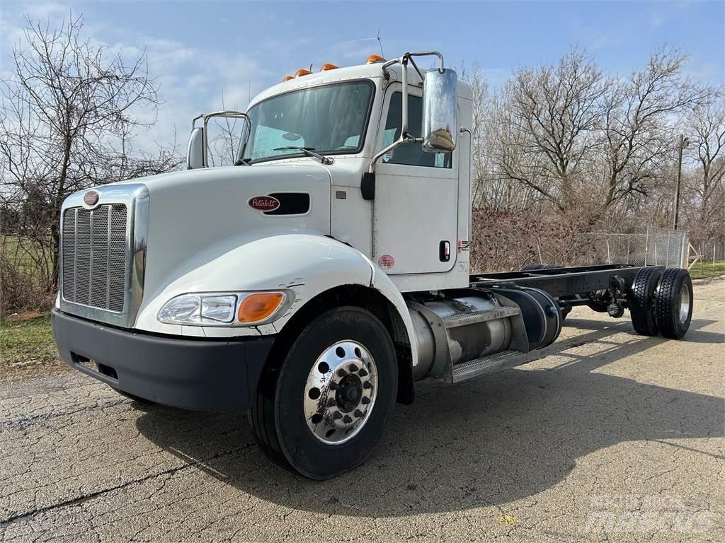 Peterbilt 337 Chassis met cabine