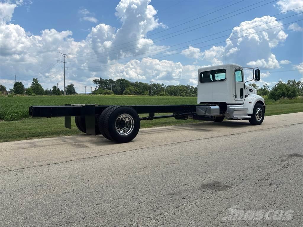 Peterbilt 337 Chassis met cabine