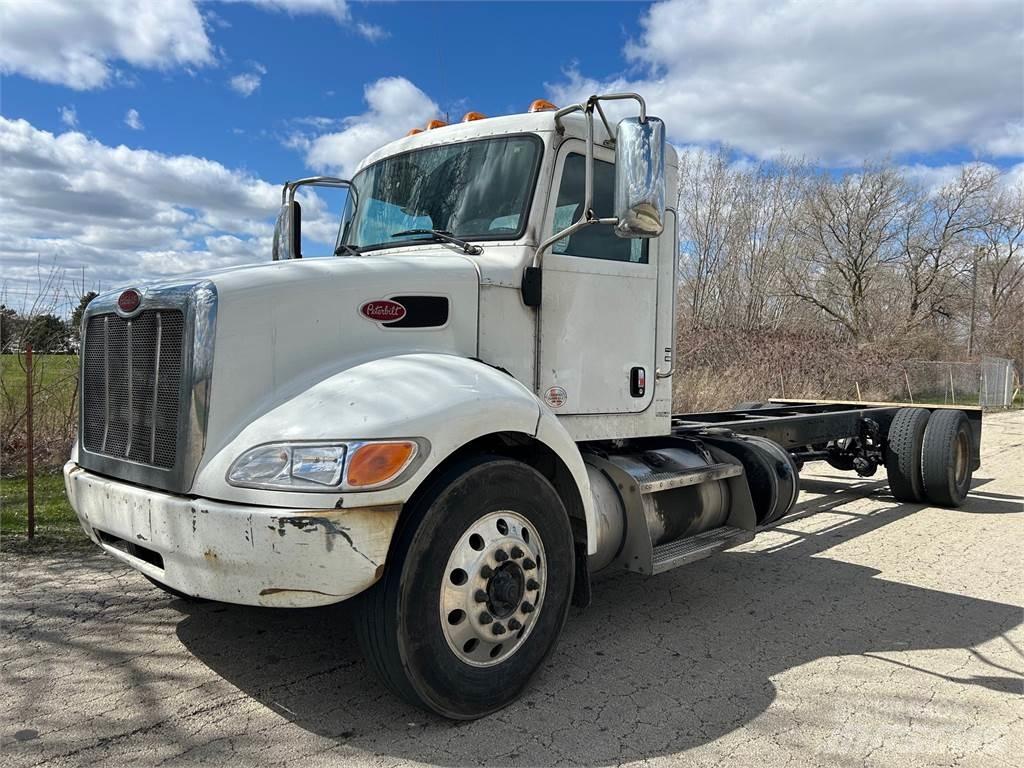 Peterbilt 337 Chassis met cabine