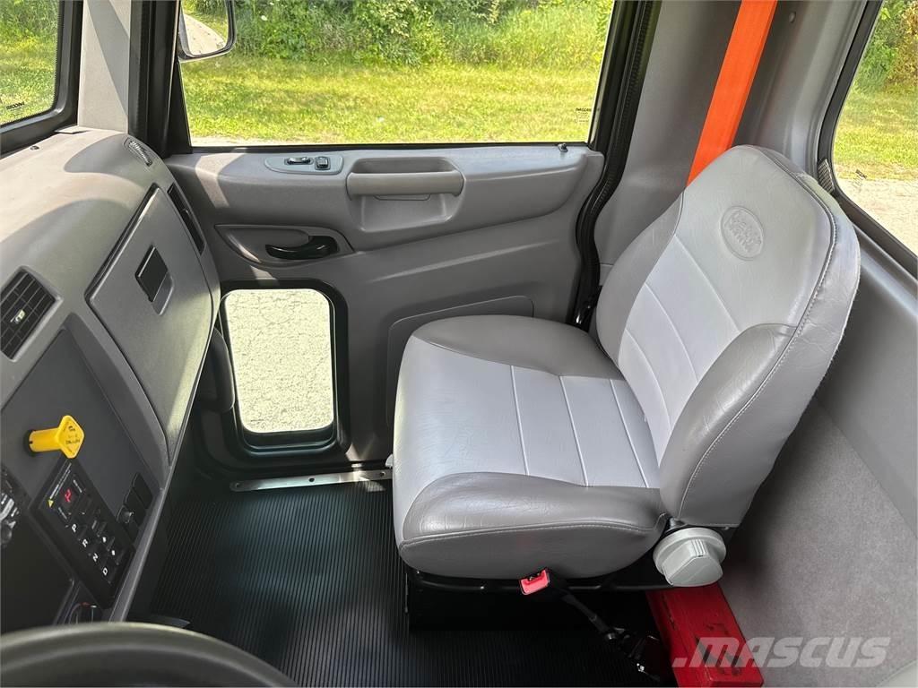 Peterbilt 337 Chassis met cabine