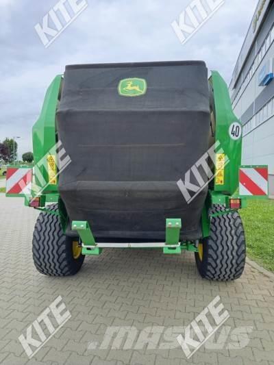 John Deere V451R Ronde-balenpersen