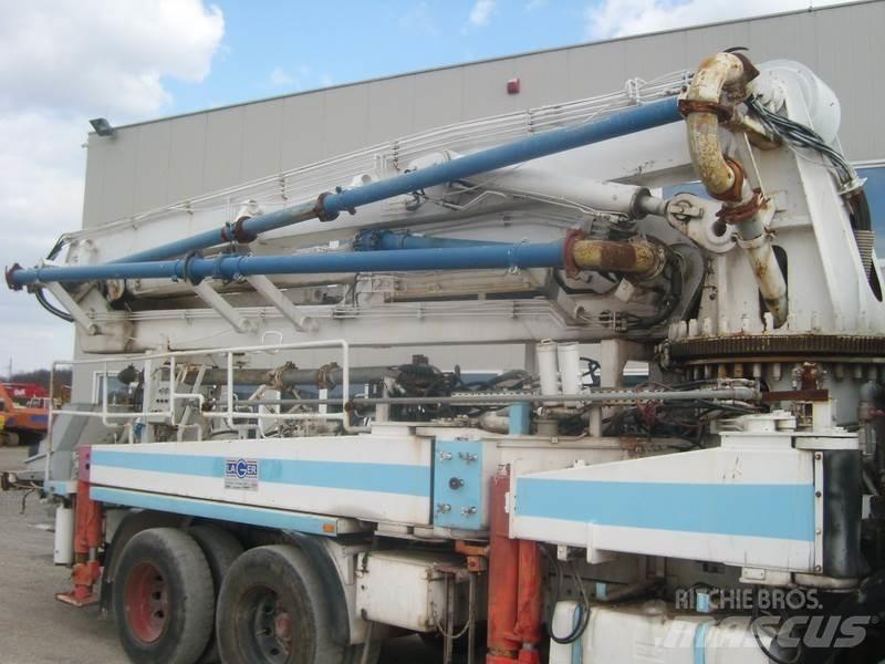 Mercedes-Benz 2422 Betonpomptrucks