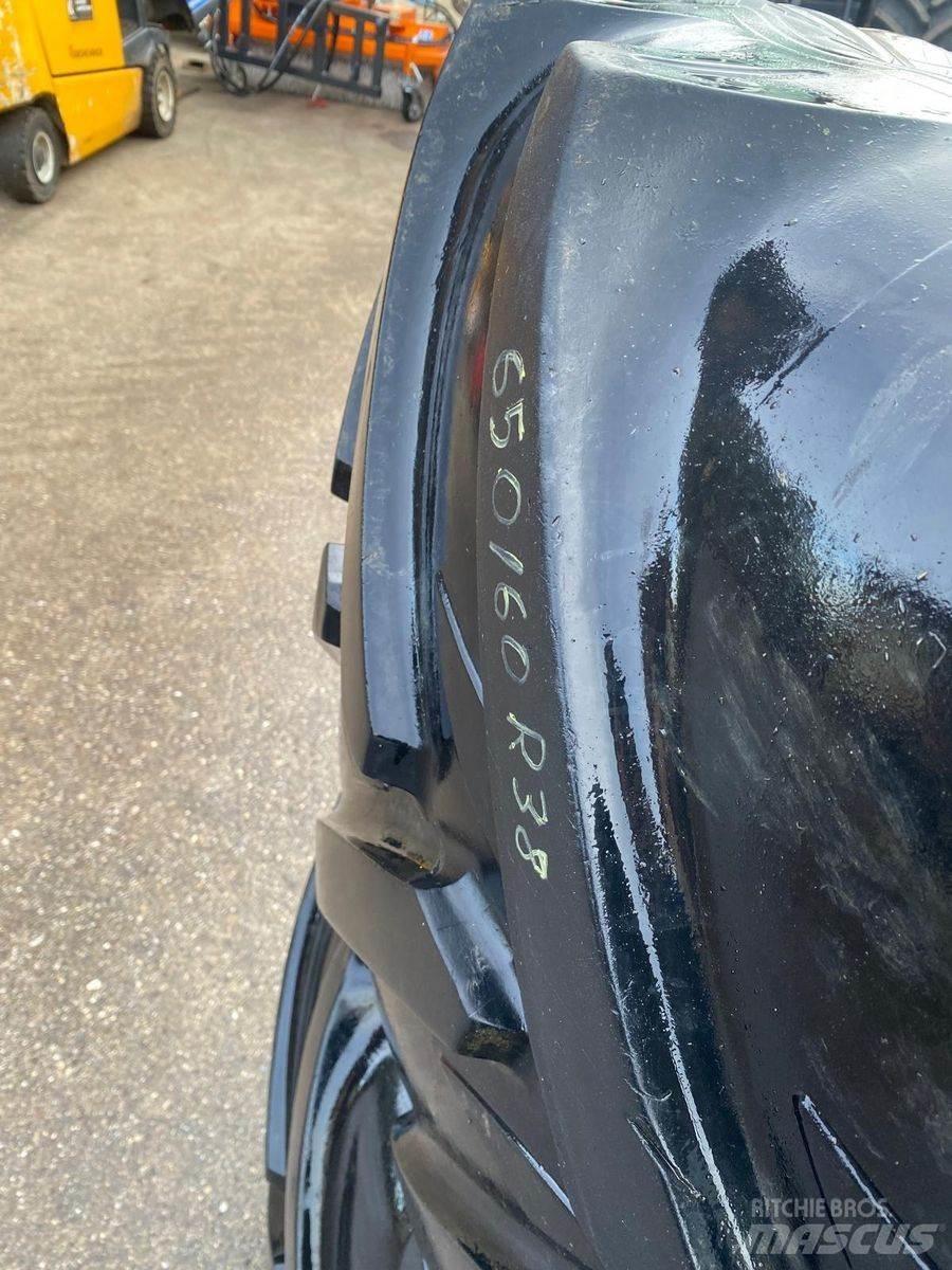 BKT 650/60R38 Banden, wielen en velgen