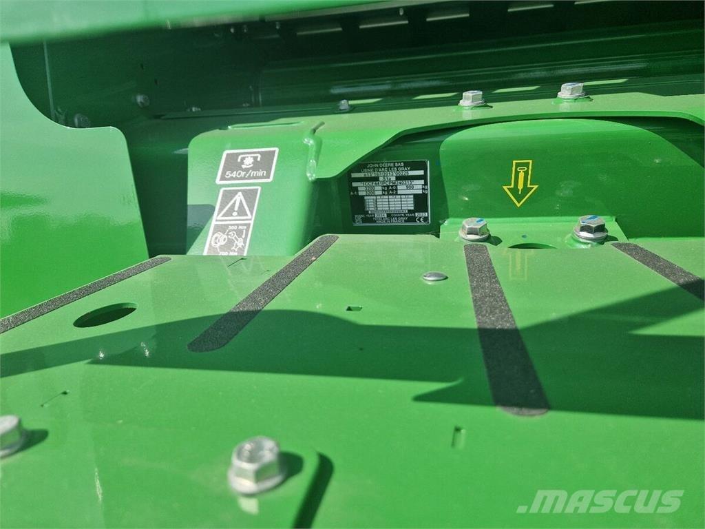 John Deere F441M Ronde-balenpersen