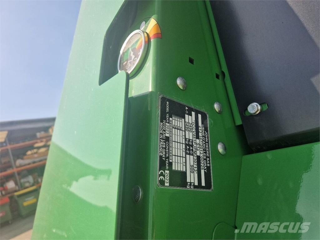 John Deere V451M Ronde-balenpersen