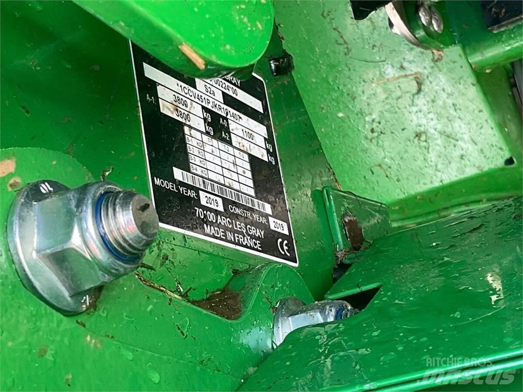 John Deere V451R Ronde-balenpersen