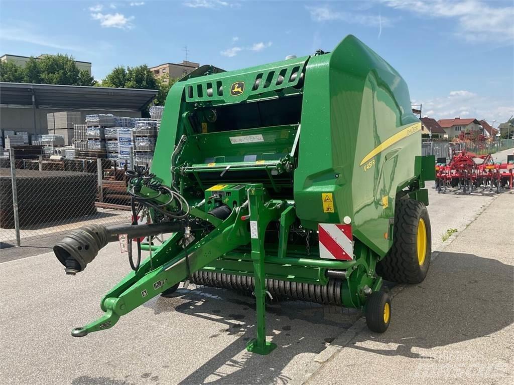 John Deere V451R Ronde-balenpersen